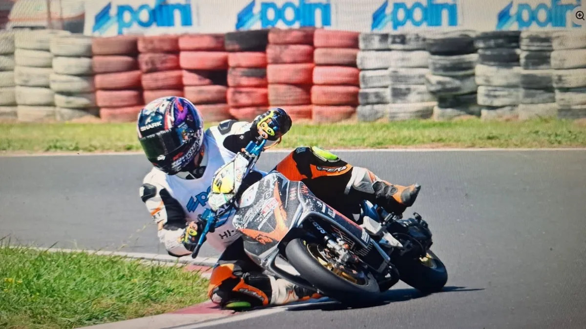 Mamat, pilote R&D Stage6, aux côtés de son Piaggio Diesis 100cc préparé pour la piste