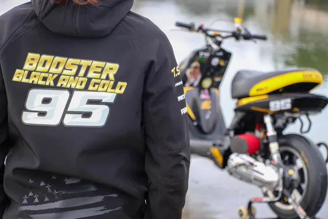 Booster black and gold partenaire de Scooter Mag et Maxiscoot