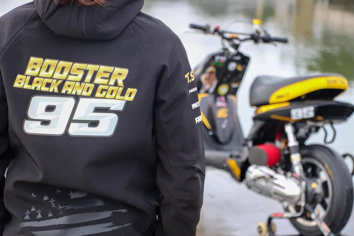 Booster black and gold partenaire de Scooter Mag et Maxiscoot