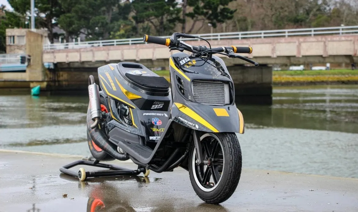 Booster black and gold partenaire de Scooter Mag et Maxiscoot