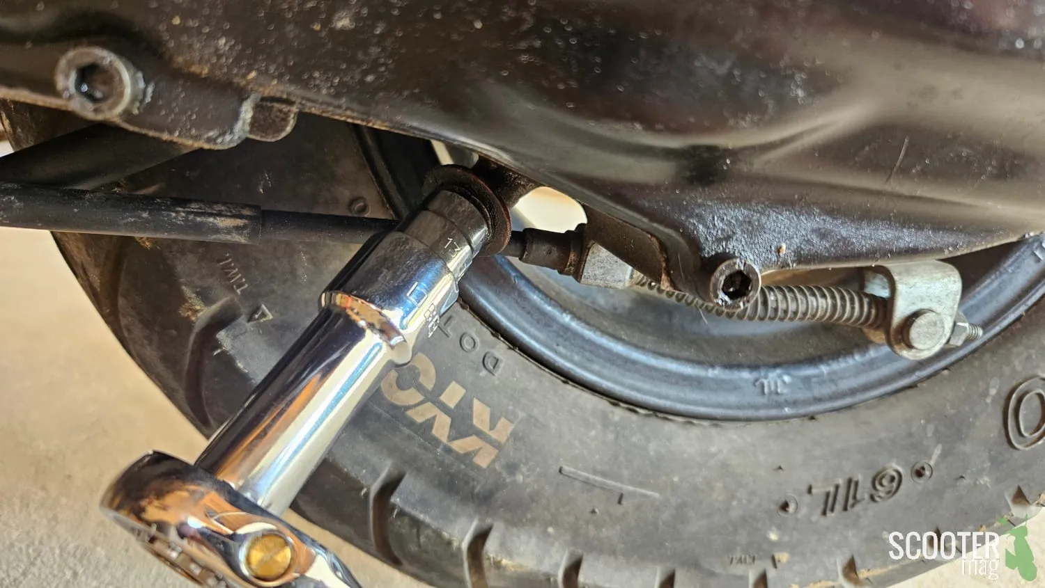 Vidanger l’huile de transmission d’un scooter : Tutoriel photos