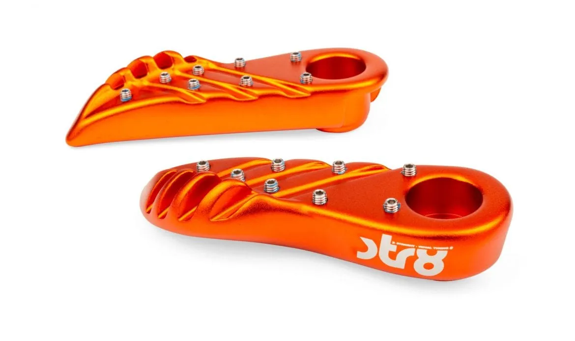 Str8 dévoile ses cale-pieds anodisés pour MBK Booster !