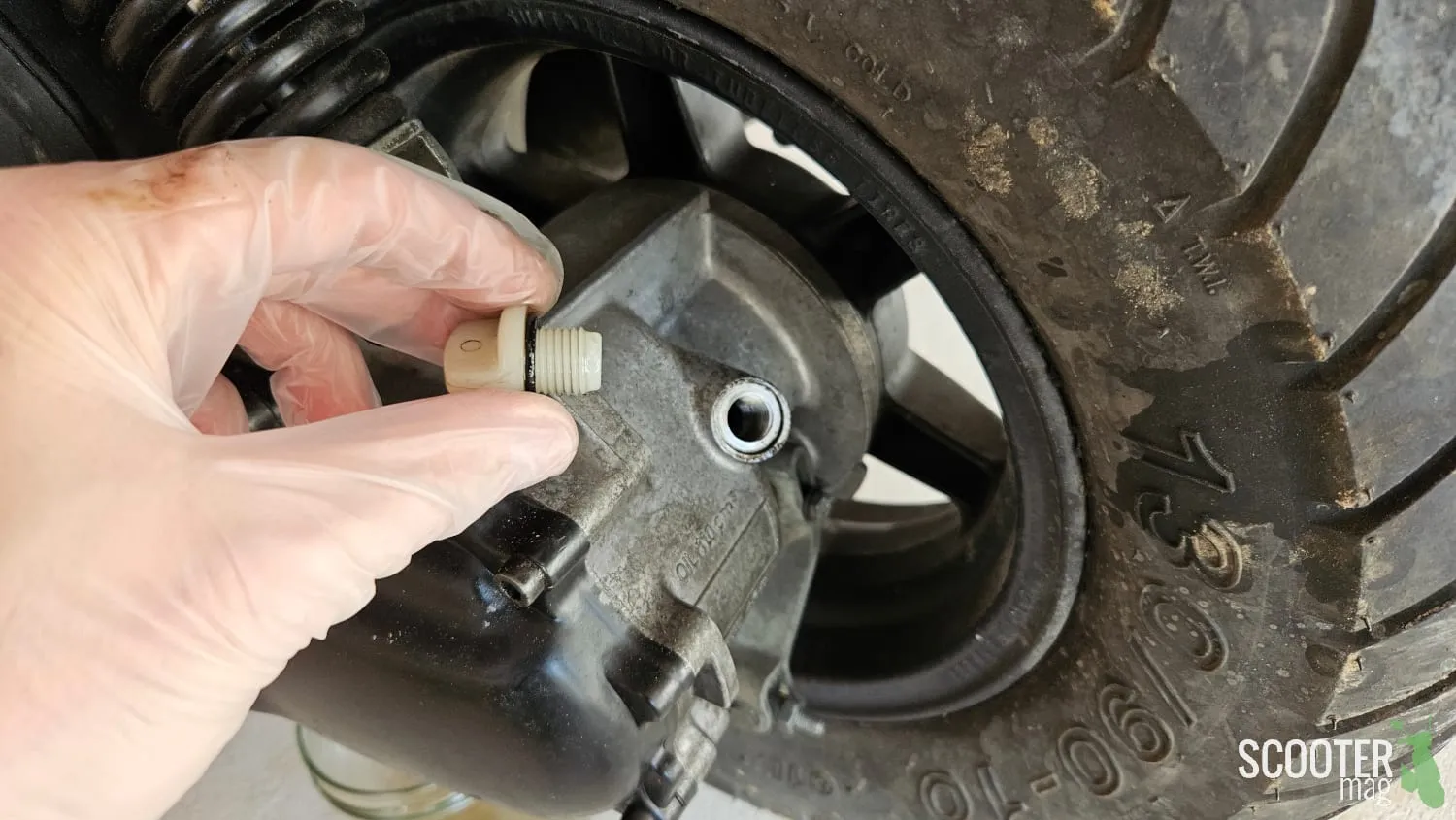 Vidanger l’huile de transmission d’un scooter : Tutoriel photos