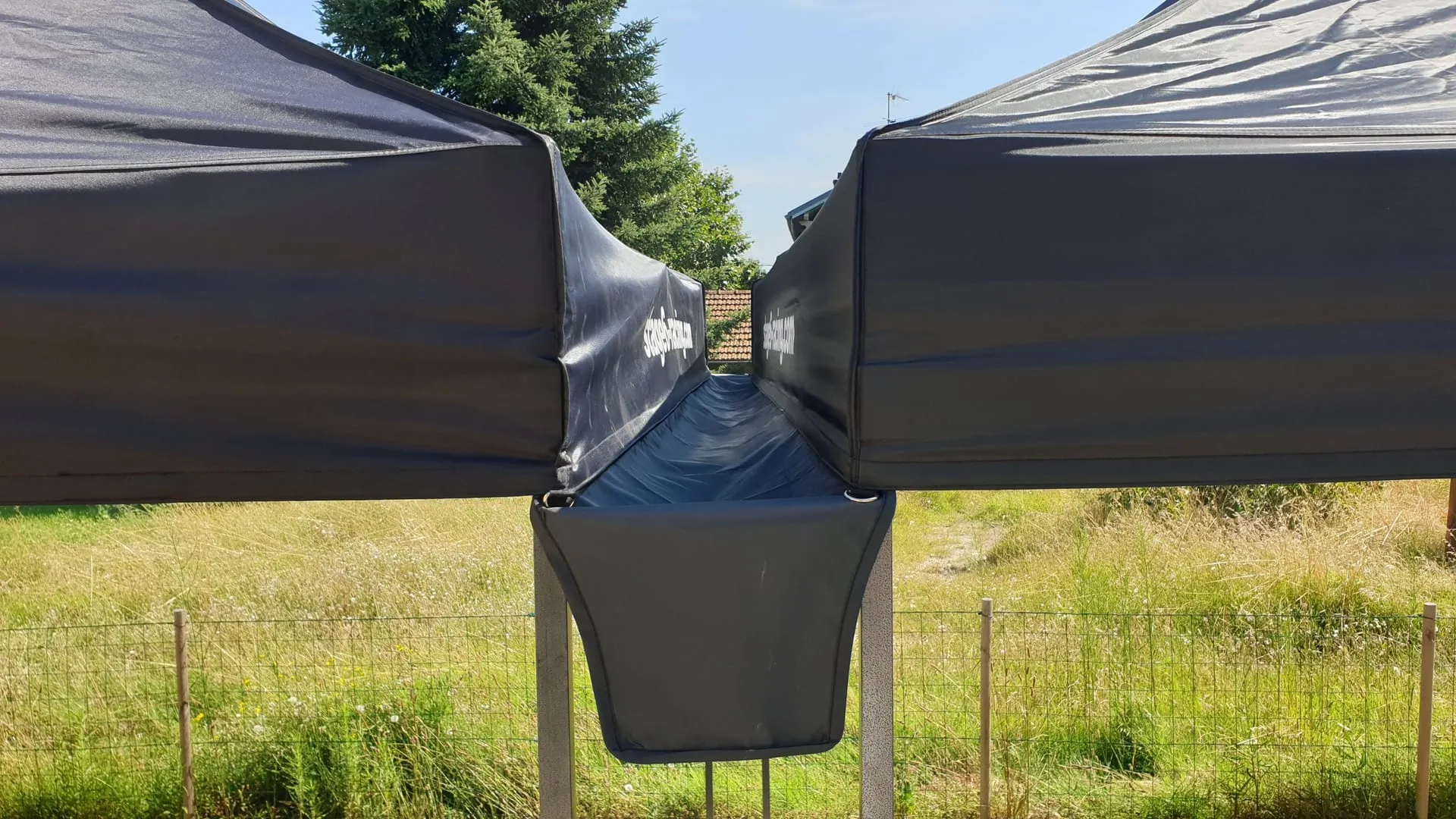 Une gouttière de tente Paddock Stage6
