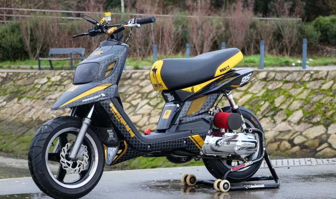Booster black and gold partenaire de Scooter Mag et Maxiscoot