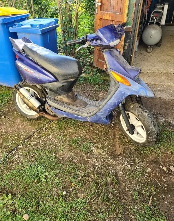 Scooters sortis de grange