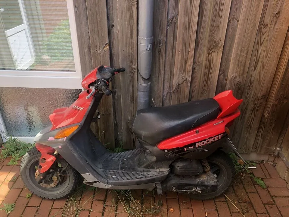 Scooters sortis de grange