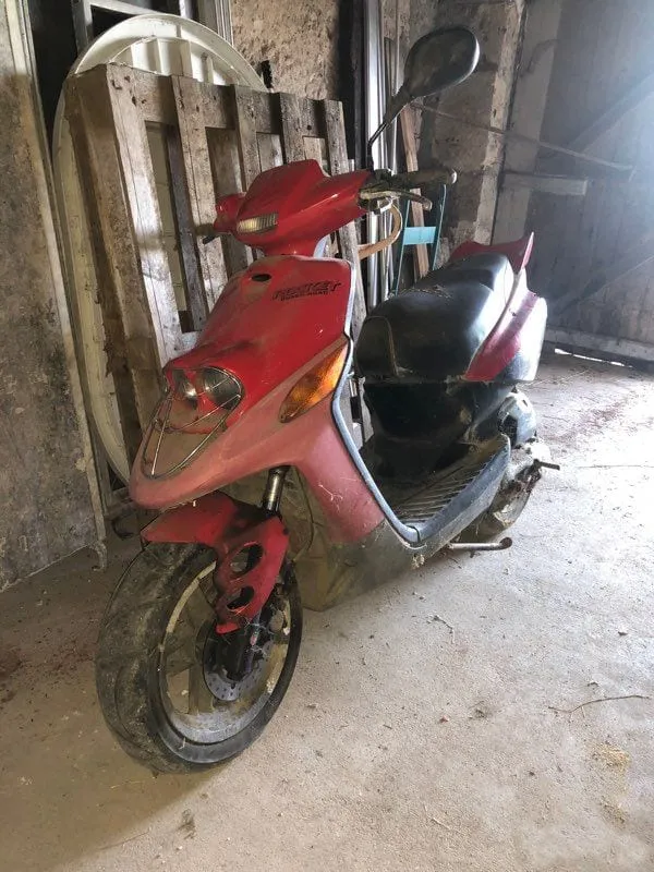 Scooters sortis de grange