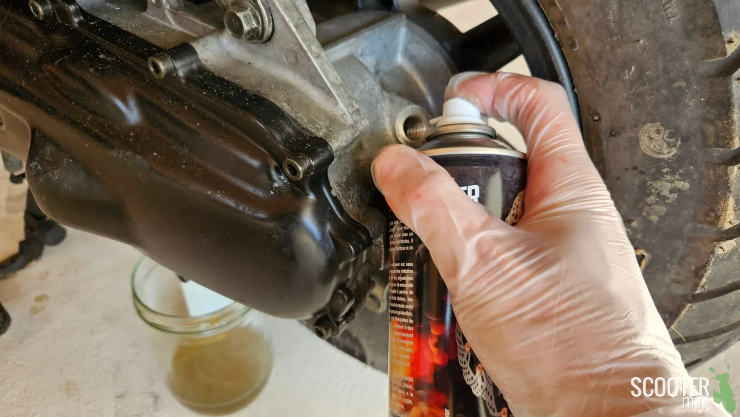 Vidanger l’huile de transmission d’un scooter : Tutoriel photos