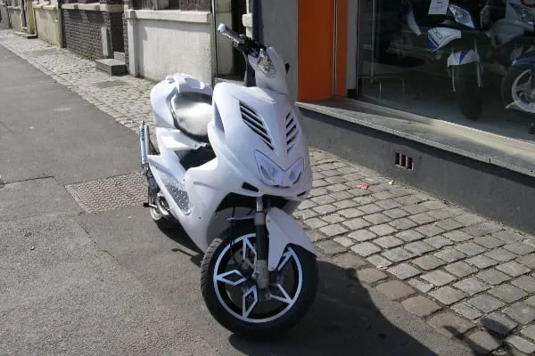 Nitro équipé d'une double optique Str8 EVO 2 blanche