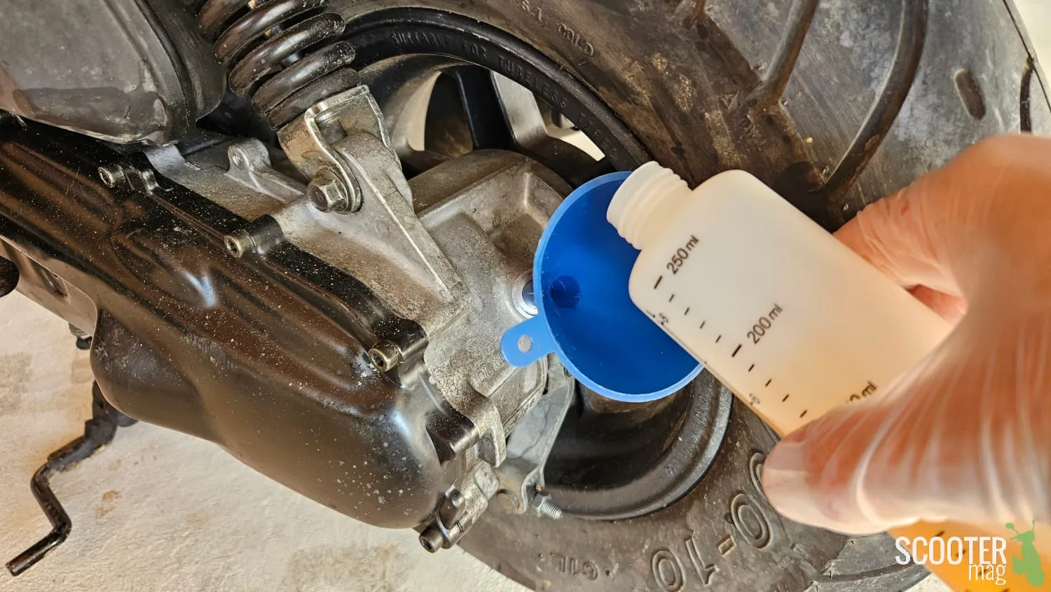 Vidanger l’huile de transmission d’un scooter : Tutoriel photos
