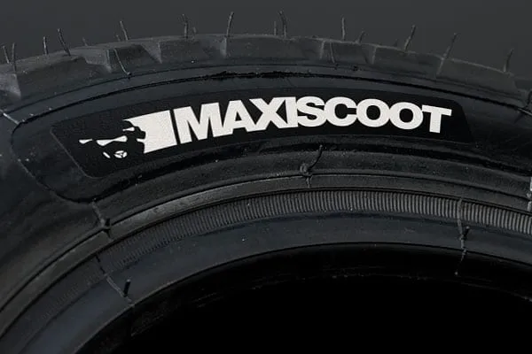 Décorez vos pneus grâce à l’autocollant Maxiscoot !