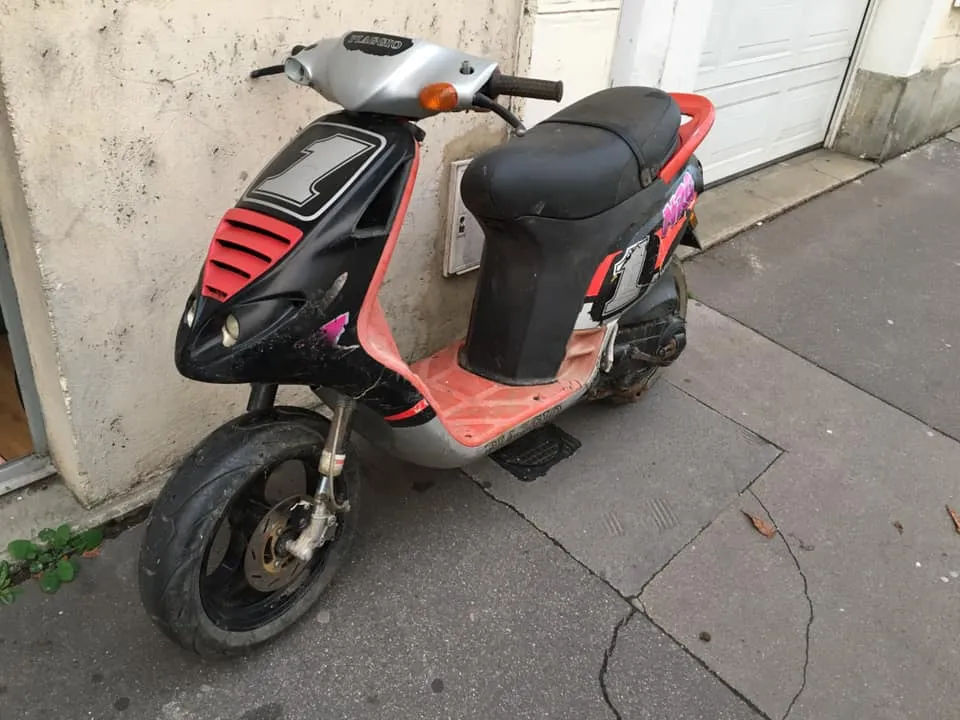 Scooters sortis de grange
