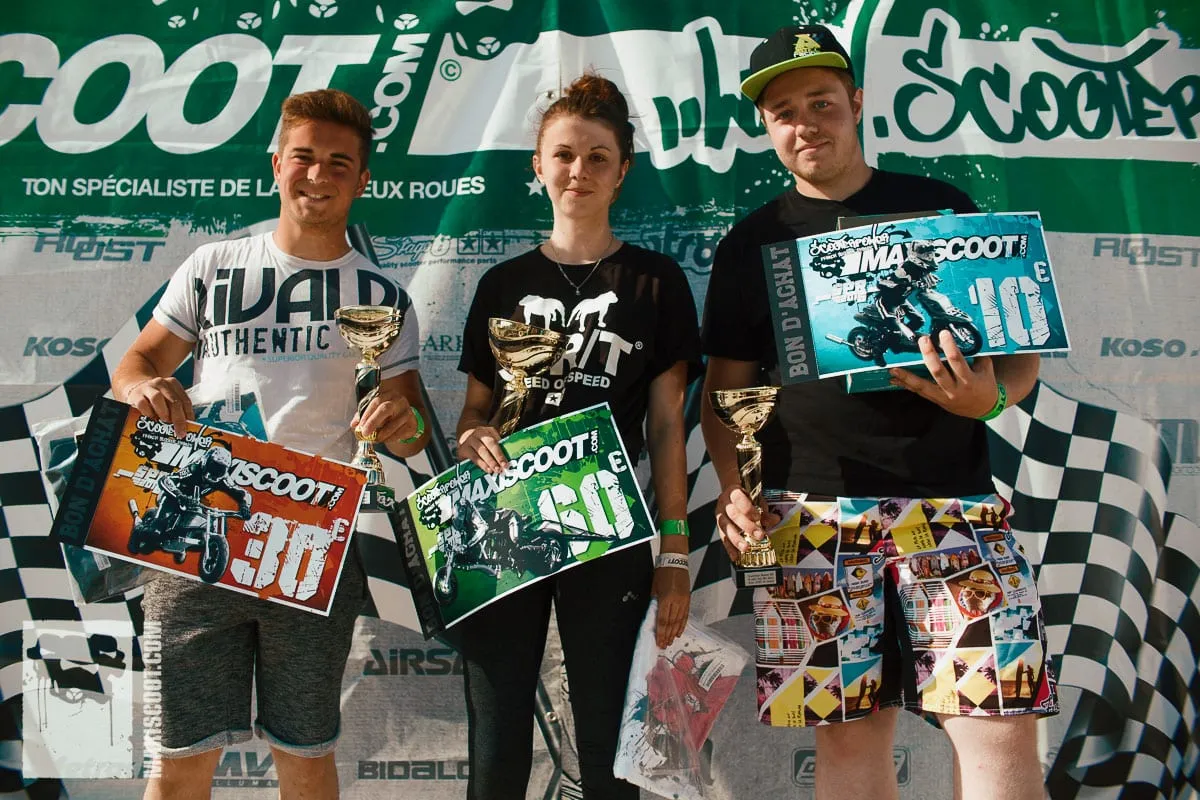 Léa entourée de ses adversaires sur le podium du ScooterPower Weekend 2016