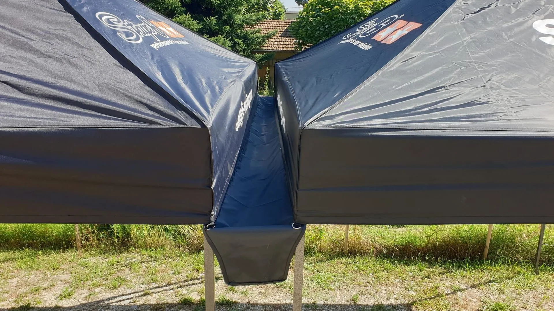 Une gouttière de tente Paddock Stage6