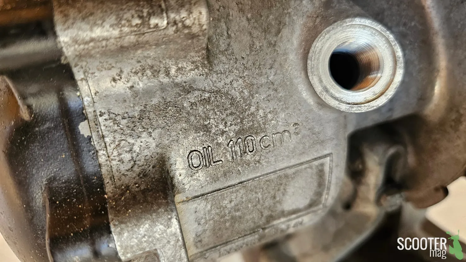 Vidanger l’huile de transmission d’un scooter : Tutoriel photos