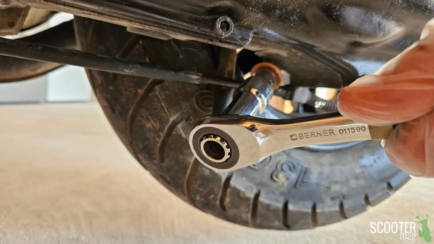 Vidanger l’huile de transmission d’un scooter : Tutoriel photos