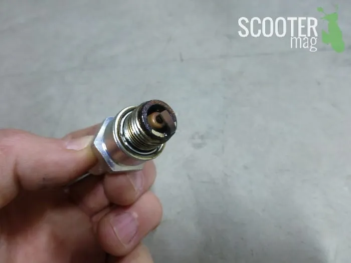 L'électrode couleur marron / brun indique que le gicleur est bon