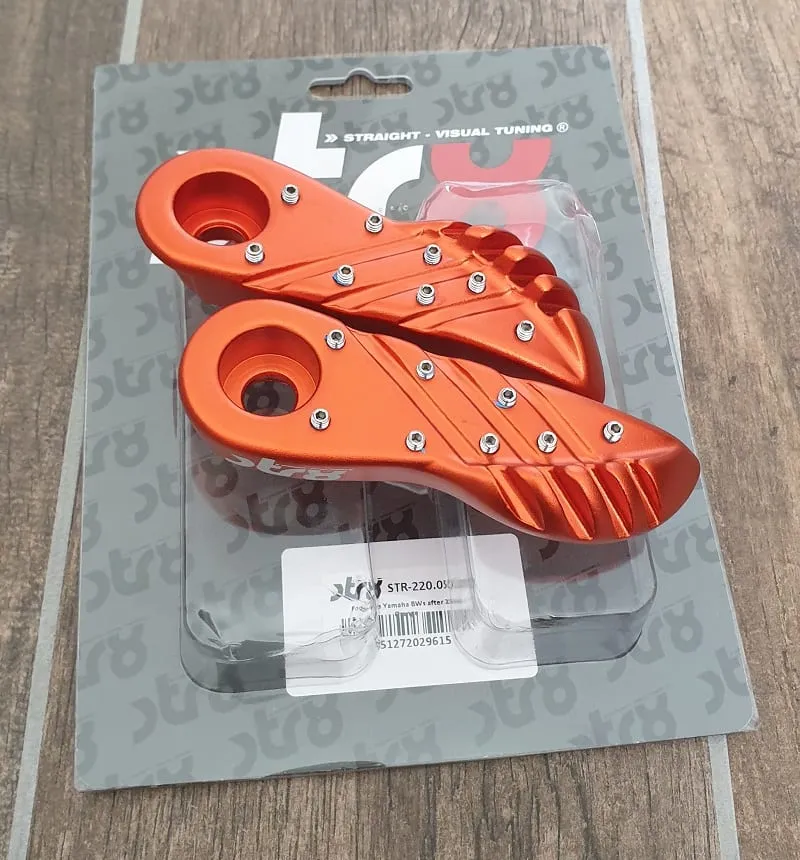 Str8 dévoile ses cale-pieds anodisés pour MBK Booster !