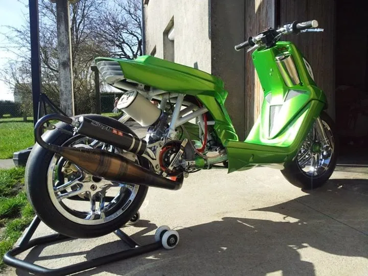 Spitro (MBK Booster de 2004 équipé d'un bas moteur de Nitro)