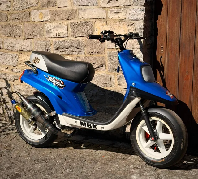 Scooter Spitro finalisé, cadre de MBK Booster équipé d'un moteur de Yamaha Nitro à refroidissement liquide