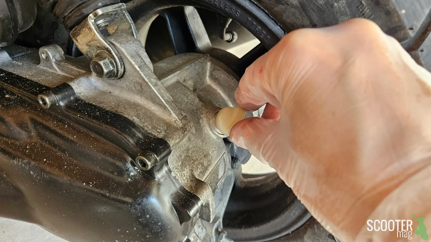 Vidanger l’huile de transmission d’un scooter : Tutoriel photos