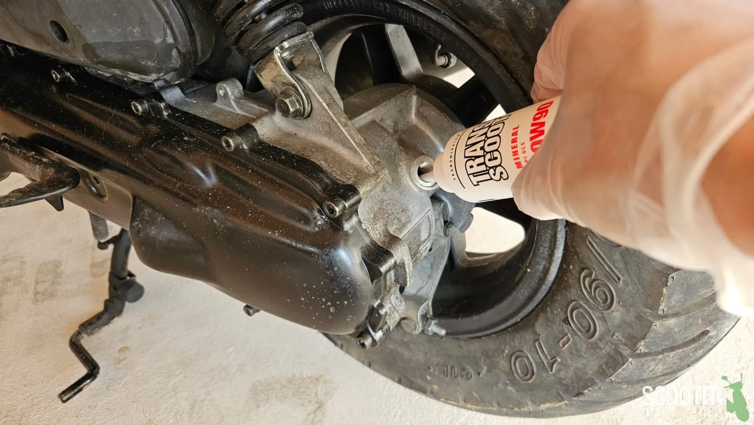 Vidanger l’huile de transmission d’un scooter : Tutoriel photos