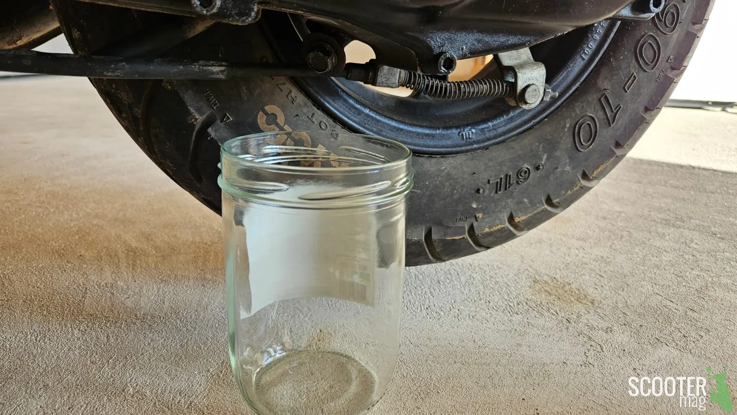 Vidanger l’huile de transmission d’un scooter : Tutoriel photos