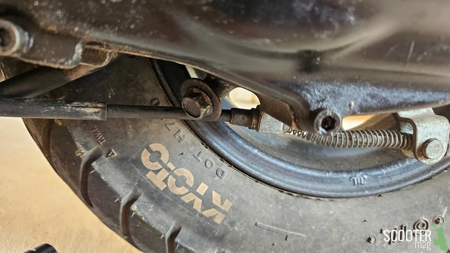 Vidanger l’huile de transmission d’un scooter : Tutoriel photos